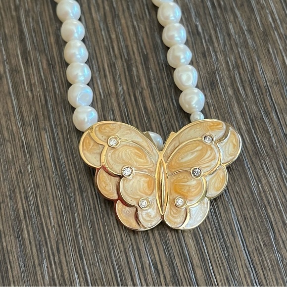 Kenneth Jay Lane for Avon vintage faux pearl necklace w butterfly enamel pendant - Picture 9 of 10